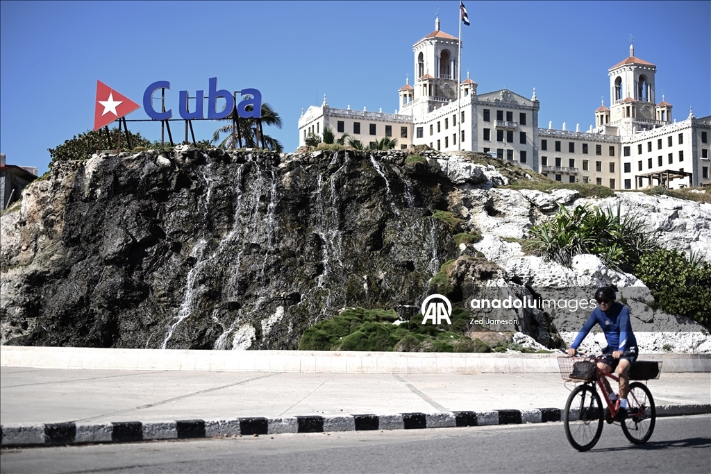 Küba’da ekonomik kriz derinleşirken Havana’nın Malecon sahilinde yoksulluk dikkat çekiyor