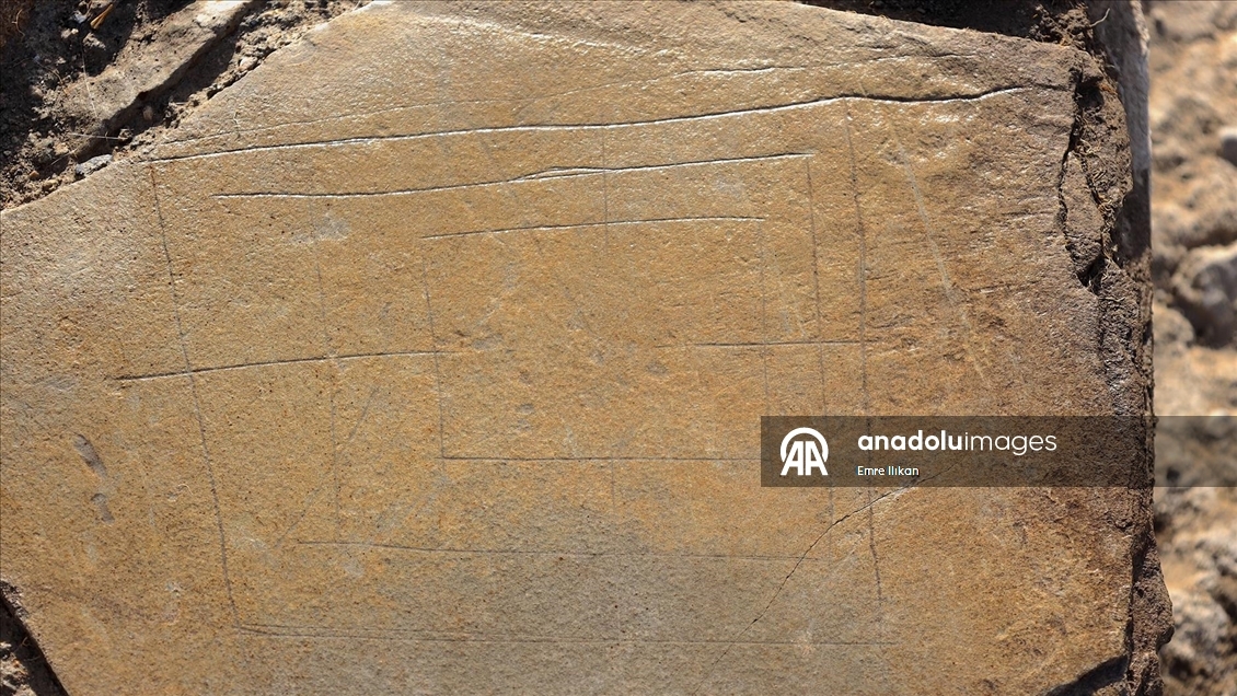 Van'daki Osmanlı kışlasında askerlerin "dokuz taş" oynadığı belirlendi