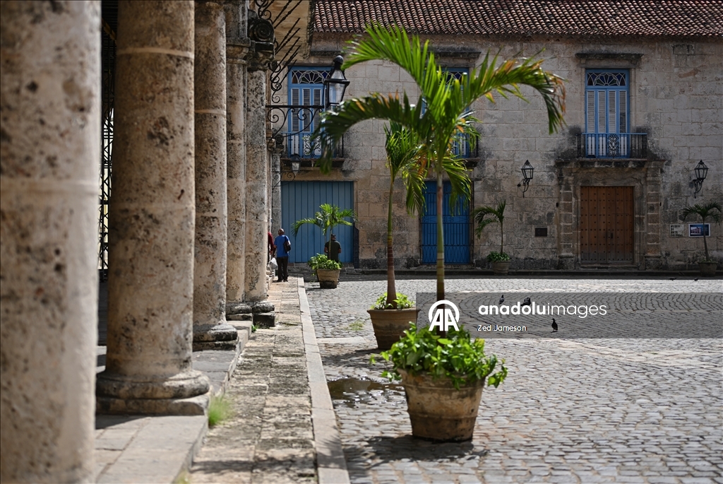 Küba’da ekonomik kriz derinleşirken Havana’nın Malecon sahilinde yoksulluk dikkat çekiyor