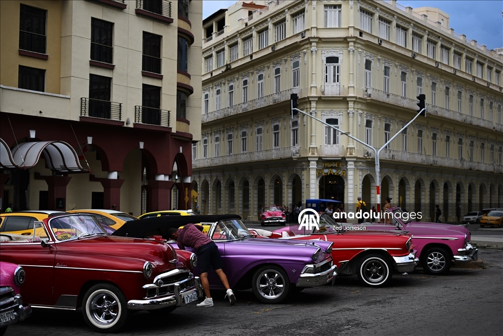 Küba’da ekonomik kriz derinleşirken Havana’nın Malecon sahilinde yoksulluk dikkat çekiyor