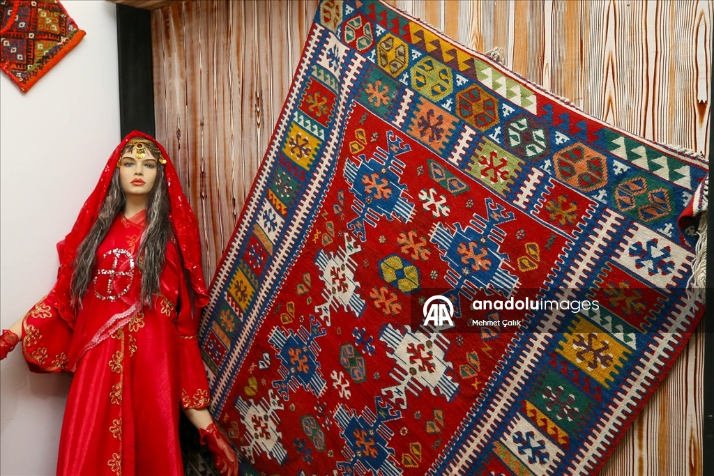 Çocukken başladığı dokumacılığı "kültürel miras taşıyıcısı" olarak sürdürüyor