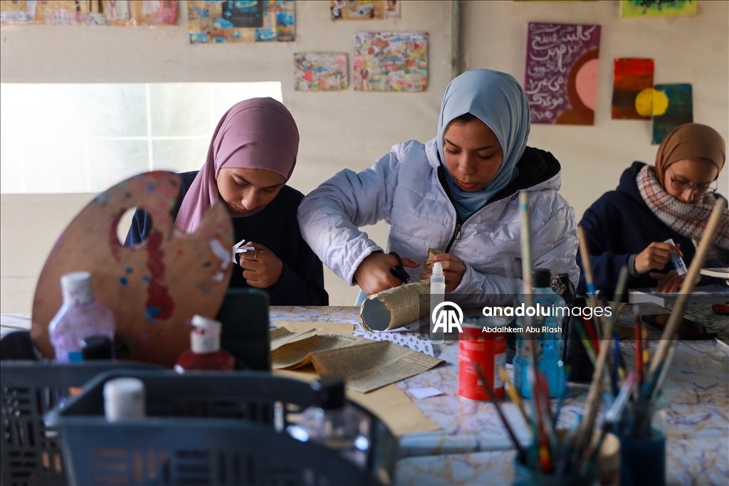 Молодая палестинка организует для девочек в Газе уроки рукоделия и мастер-классы по переработке бумаги