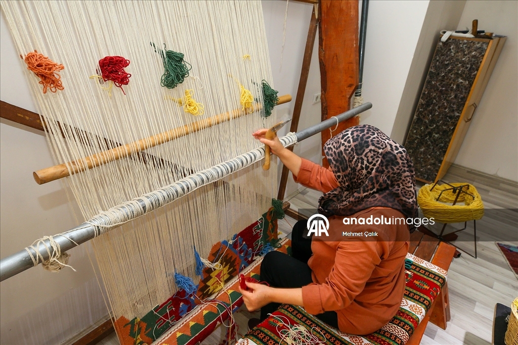 Çocukken başladığı dokumacılığı "kültürel miras taşıyıcısı" olarak sürdürüyor