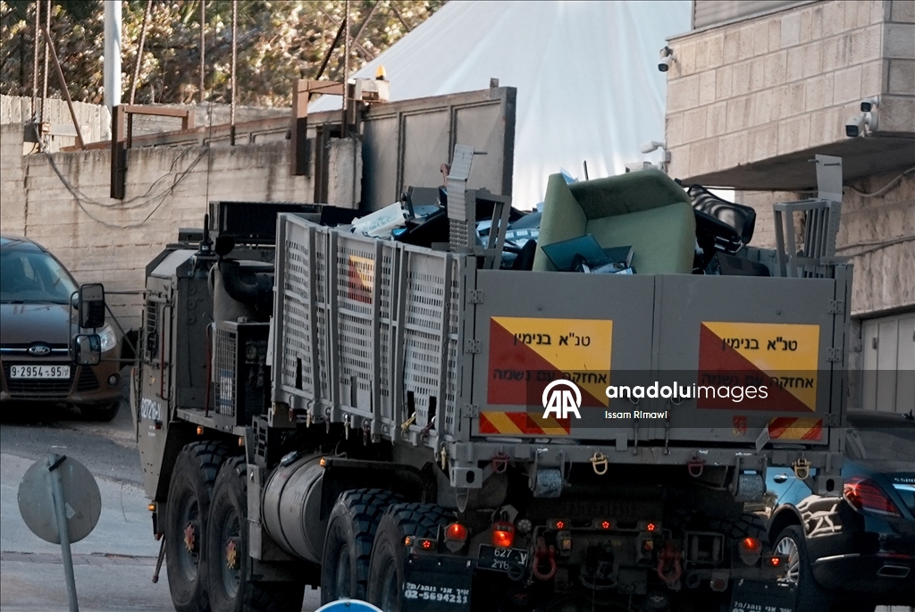 İsrail ordusu Batı Şeria'da bir mahalleye baskın düzenledi, bazı evleri kuşattı