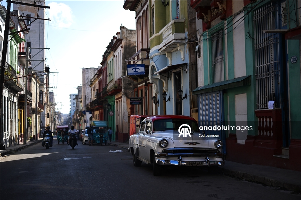 Küba’da ekonomik kriz derinleşirken Havana’nın Malecon sahilinde yoksulluk dikkat çekiyor