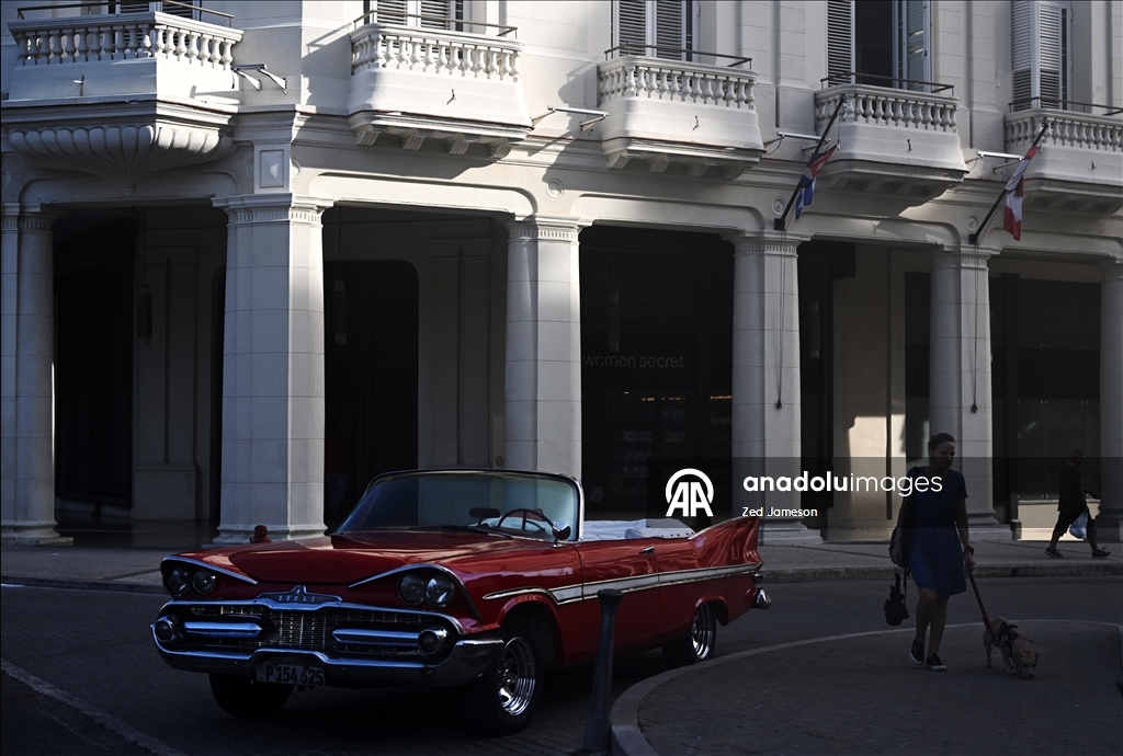 Küba’da ekonomik kriz derinleşirken Havana’nın Malecon sahilinde yoksulluk dikkat çekiyor