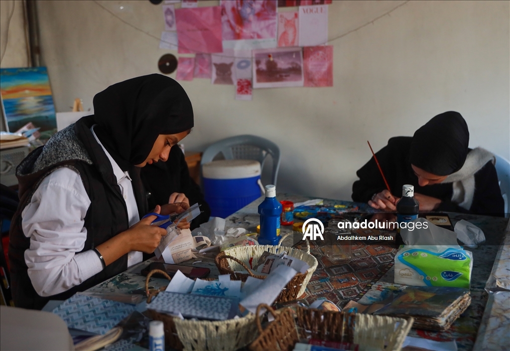 Молодая палестинка организует для девочек в Газе уроки рукоделия и мастер-классы по переработке бумаги