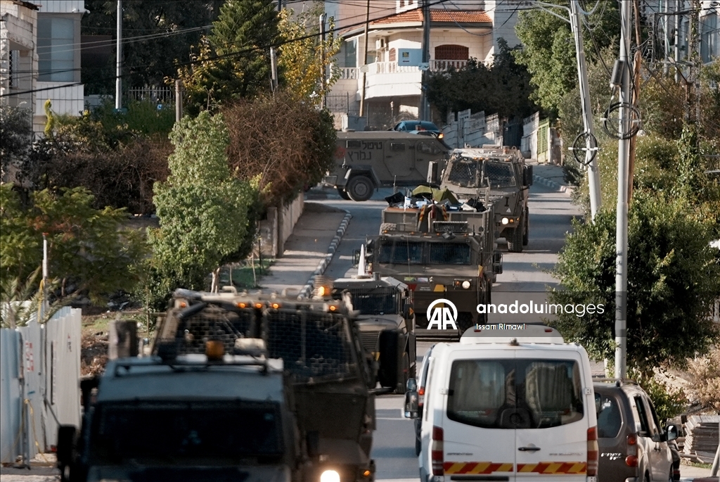 İsrail ordusu Batı Şeria'da bir mahalleye baskın düzenledi, bazı evleri kuşattı