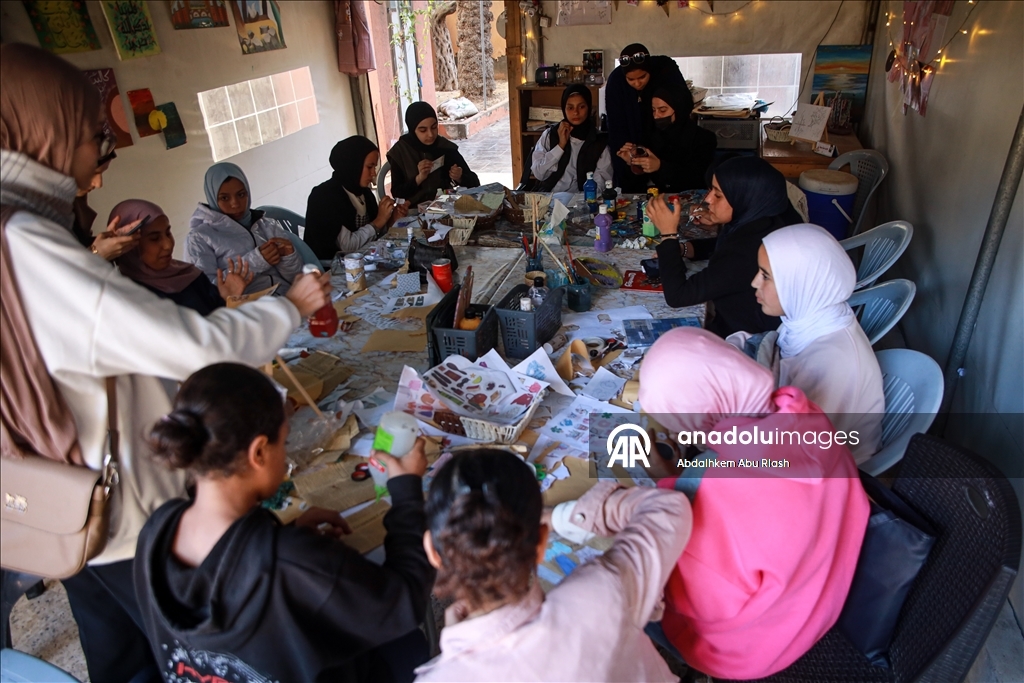 Молодая палестинка организует для девочек в Газе уроки рукоделия и мастер-классы по переработке бумаги