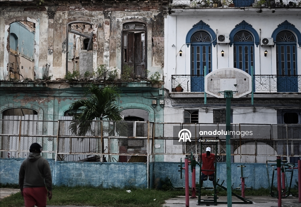 Küba’da ekonomik kriz derinleşirken Havana’nın Malecon sahilinde yoksulluk dikkat çekiyor