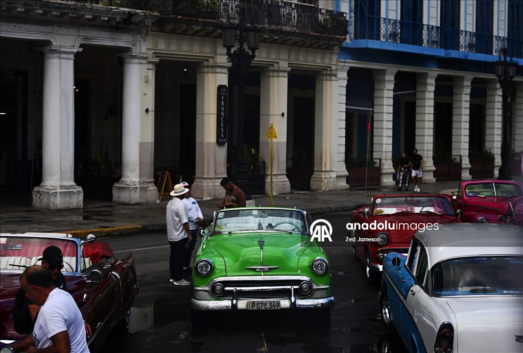 Küba’da ekonomik kriz derinleşirken Havana’nın Malecon sahilinde yoksulluk dikkat çekiyor