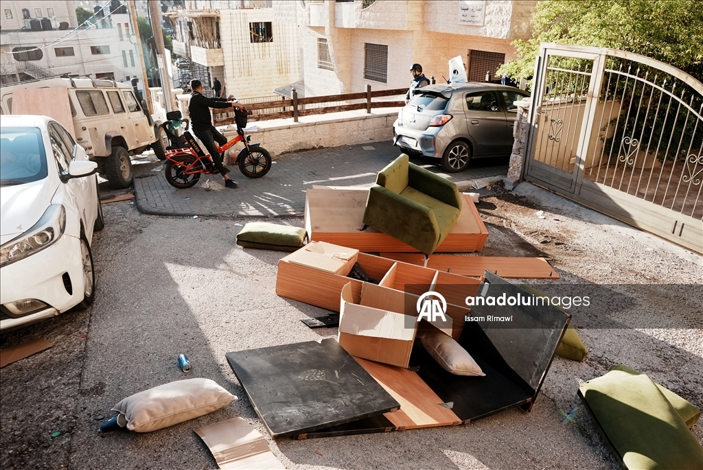 İsrail ordusu Batı Şeria'da bir mahalleye baskın düzenledi, bazı evleri kuşattı