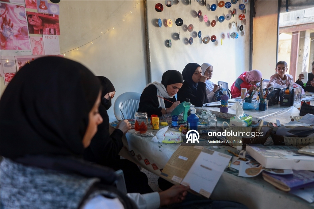 Молодая палестинка организует для девочек в Газе уроки рукоделия и мастер-классы по переработке бумаги