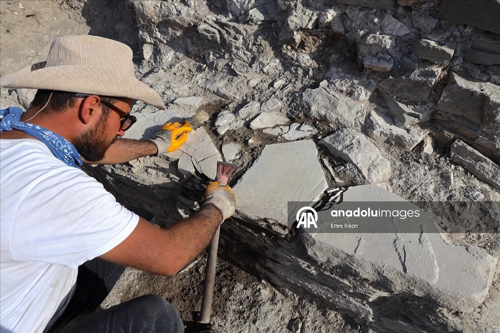 Van'daki Osmanlı kışlasında askerlerin "dokuz taş" oynadığı belirlendi