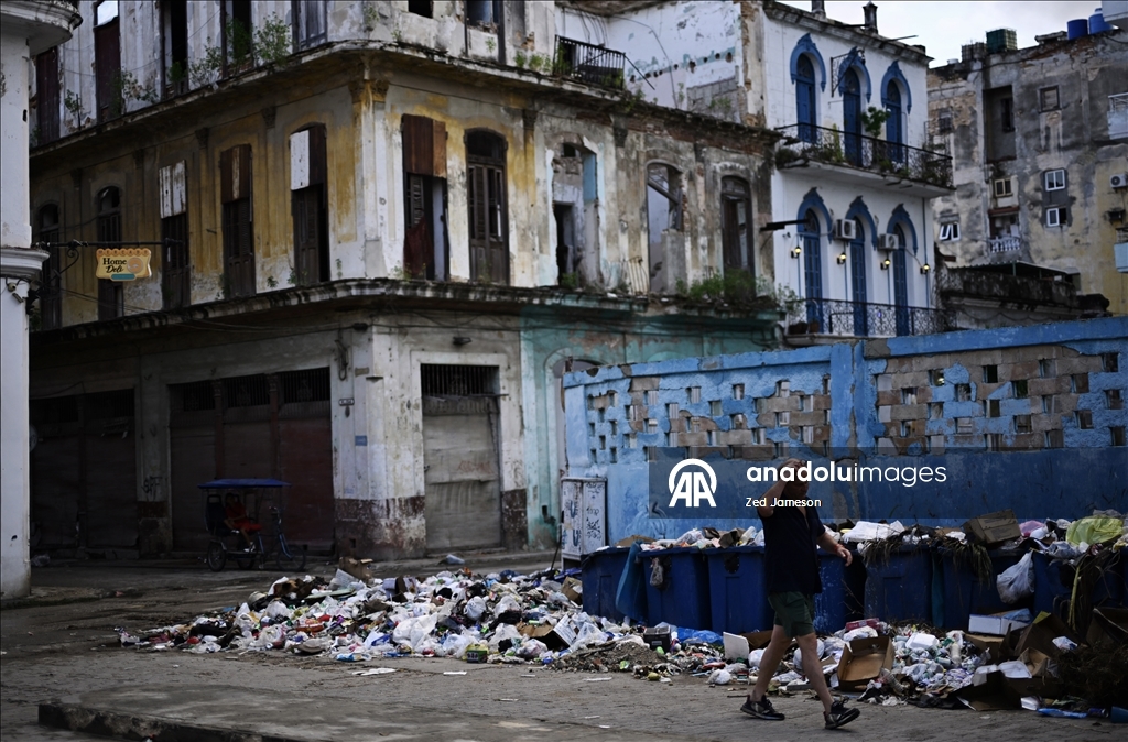 Küba’da ekonomik kriz derinleşirken Havana’nın Malecon sahilinde yoksulluk dikkat çekiyor