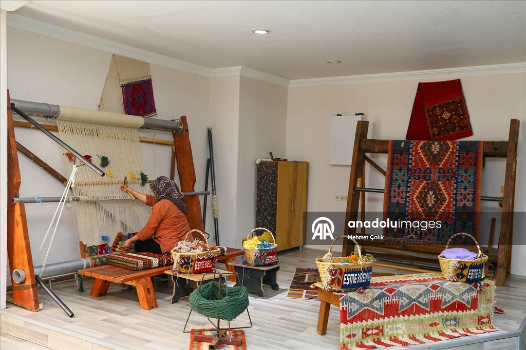 Çocukken başladığı dokumacılığı "kültürel miras taşıyıcısı" olarak sürdürüyor