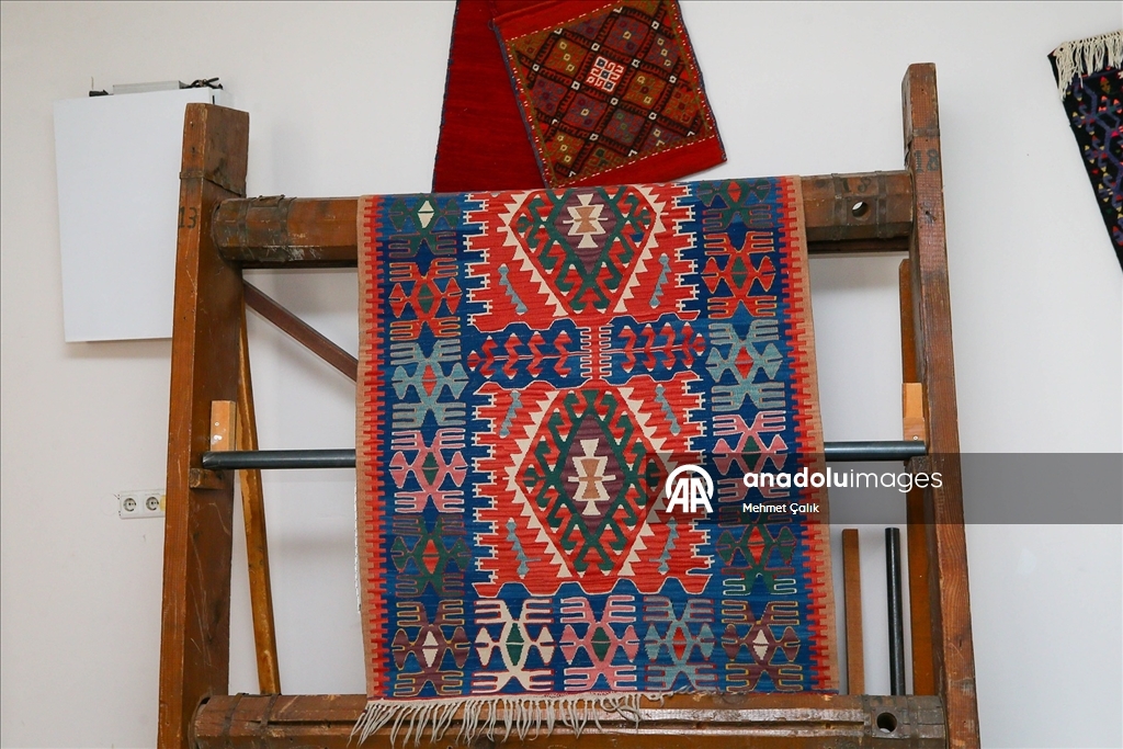 Çocukken başladığı dokumacılığı "kültürel miras taşıyıcısı" olarak sürdürüyor