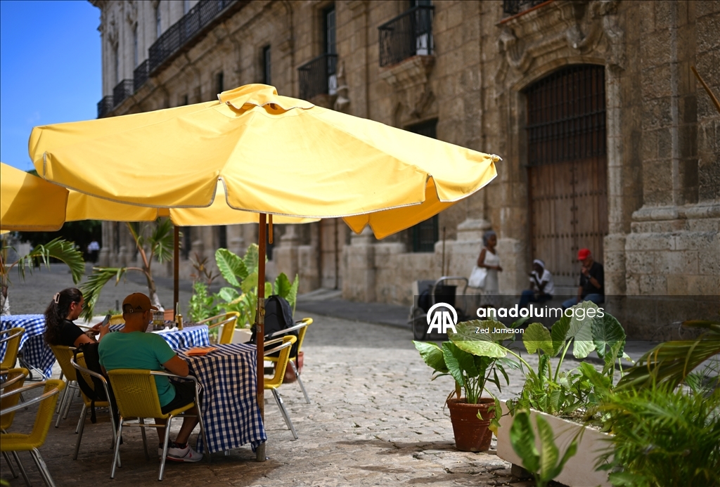 Küba’da ekonomik kriz derinleşirken Havana’nın Malecon sahilinde yoksulluk dikkat çekiyor