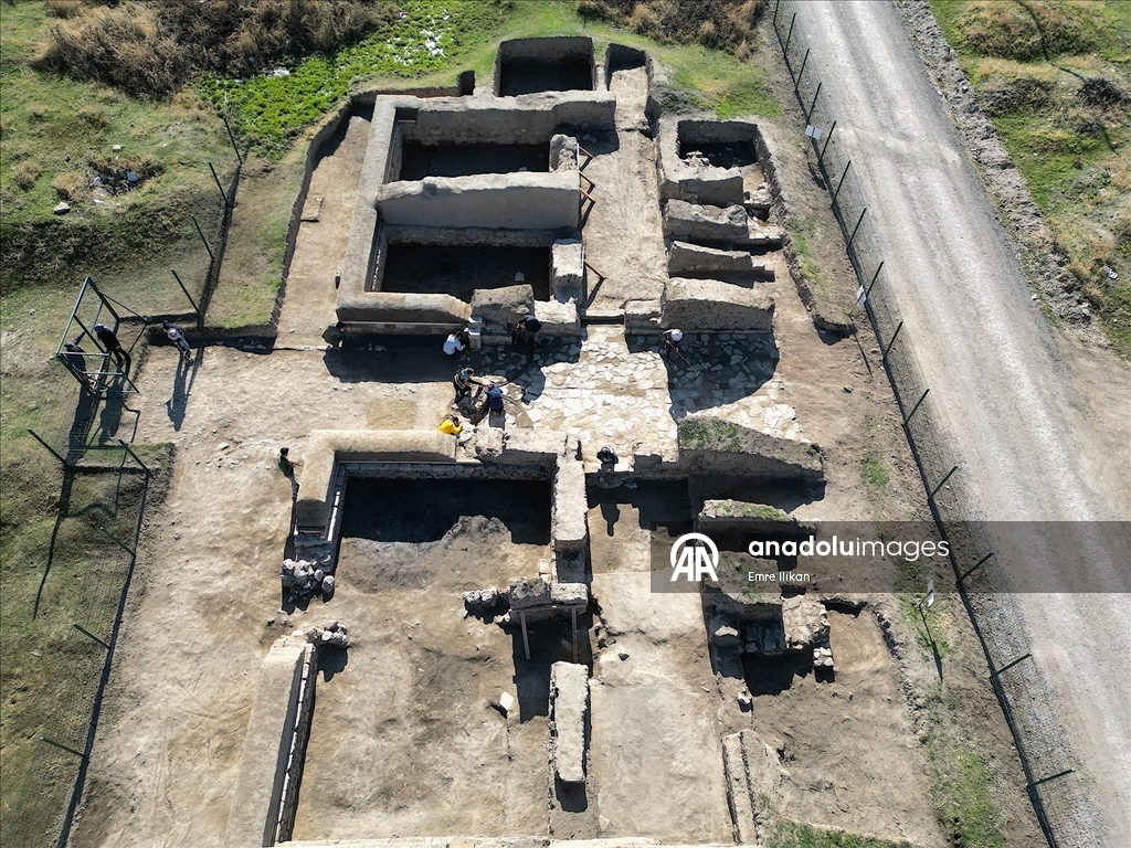 Van'daki Osmanlı kışlasında askerlerin "dokuz taş" oynadığı belirlendi