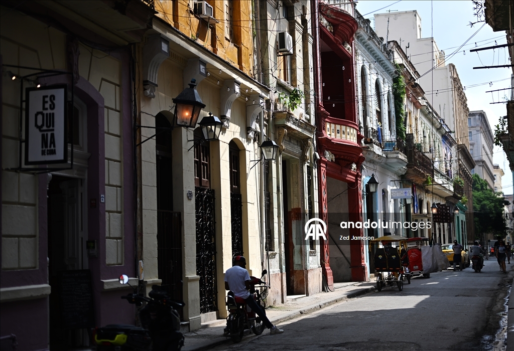 Küba’da ekonomik kriz derinleşirken Havana’nın Malecon sahilinde yoksulluk dikkat çekiyor