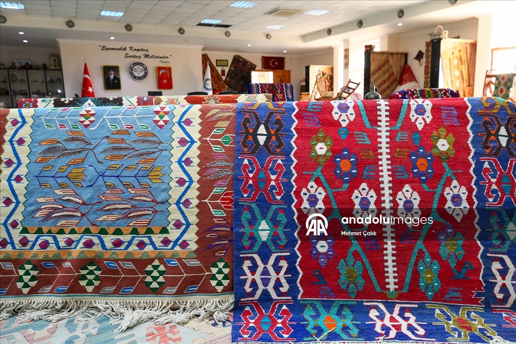 Çocukken başladığı dokumacılığı "kültürel miras taşıyıcısı" olarak sürdürüyor