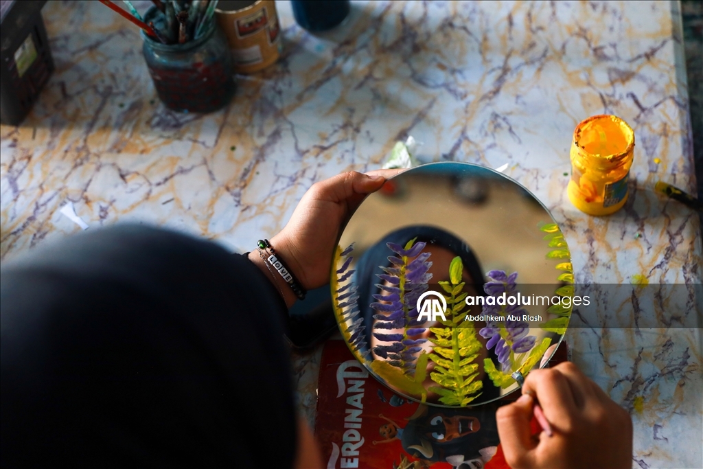 Молодая палестинка организует для девочек в Газе уроки рукоделия и мастер-классы по переработке бумаги