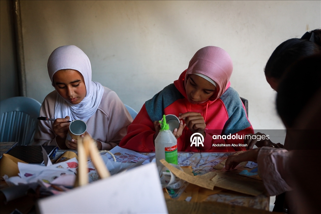 Молодая палестинка организует для девочек в Газе уроки рукоделия и мастер-классы по переработке бумаги