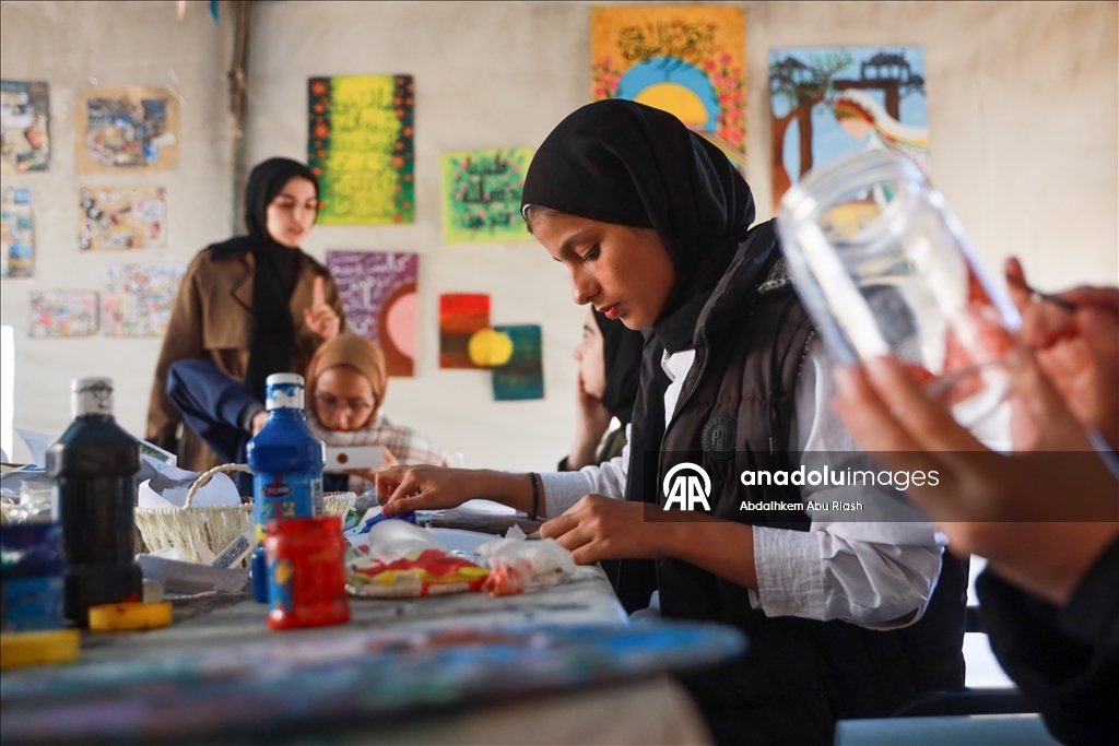 Молодая палестинка организует для девочек в Газе уроки рукоделия и мастер-классы по переработке бумаги