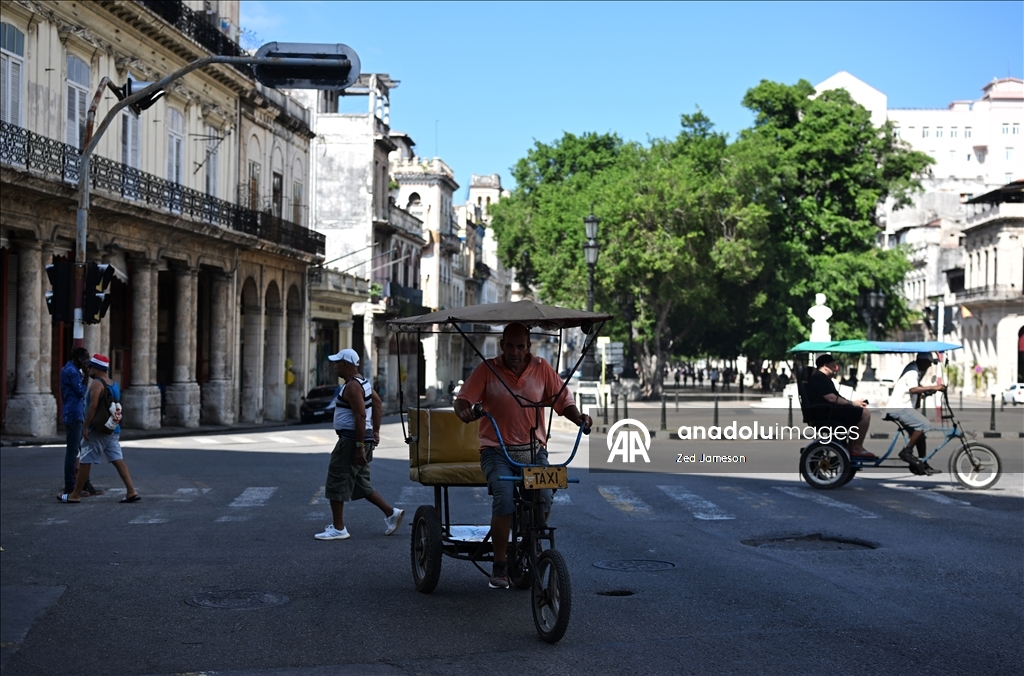 Küba’da ekonomik kriz derinleşirken Havana’nın Malecon sahilinde yoksulluk dikkat çekiyor