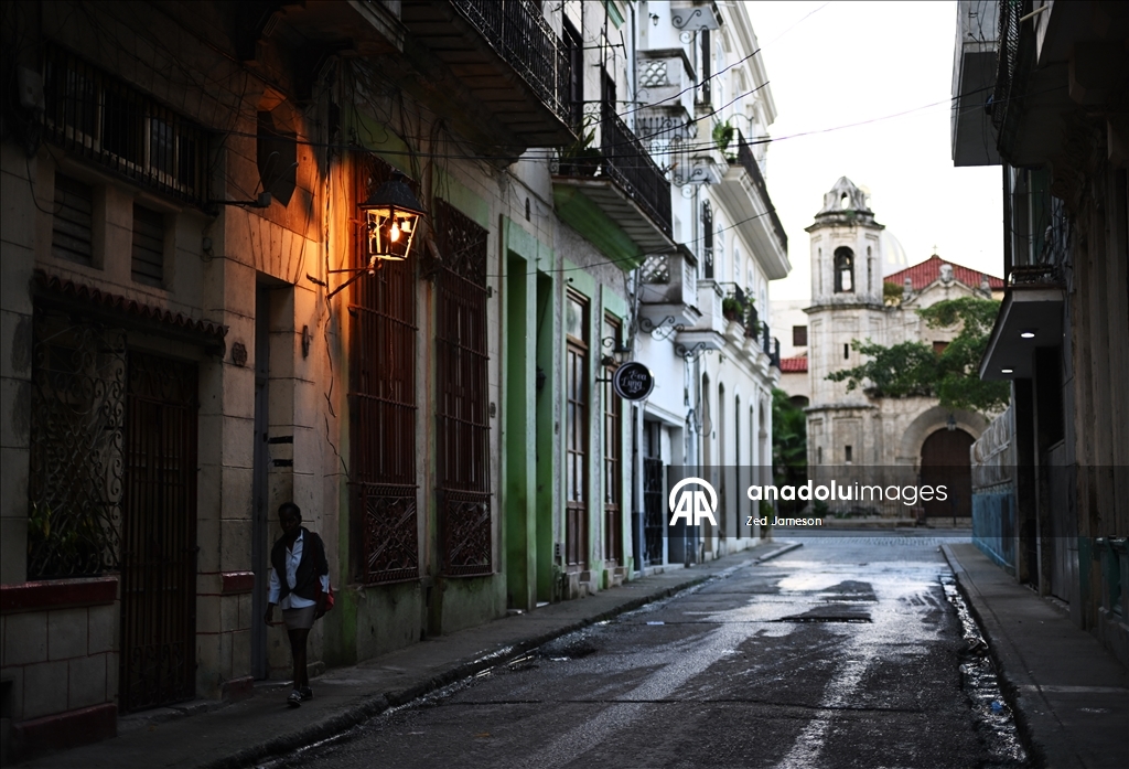 Küba’da ekonomik kriz derinleşirken Havana’nın Malecon sahilinde yoksulluk dikkat çekiyor