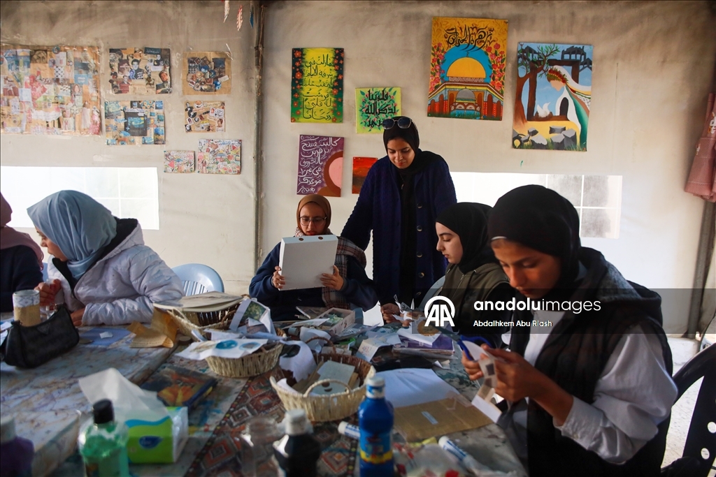 Молодая палестинка организует для девочек в Газе уроки рукоделия и мастер-классы по переработке бумаги