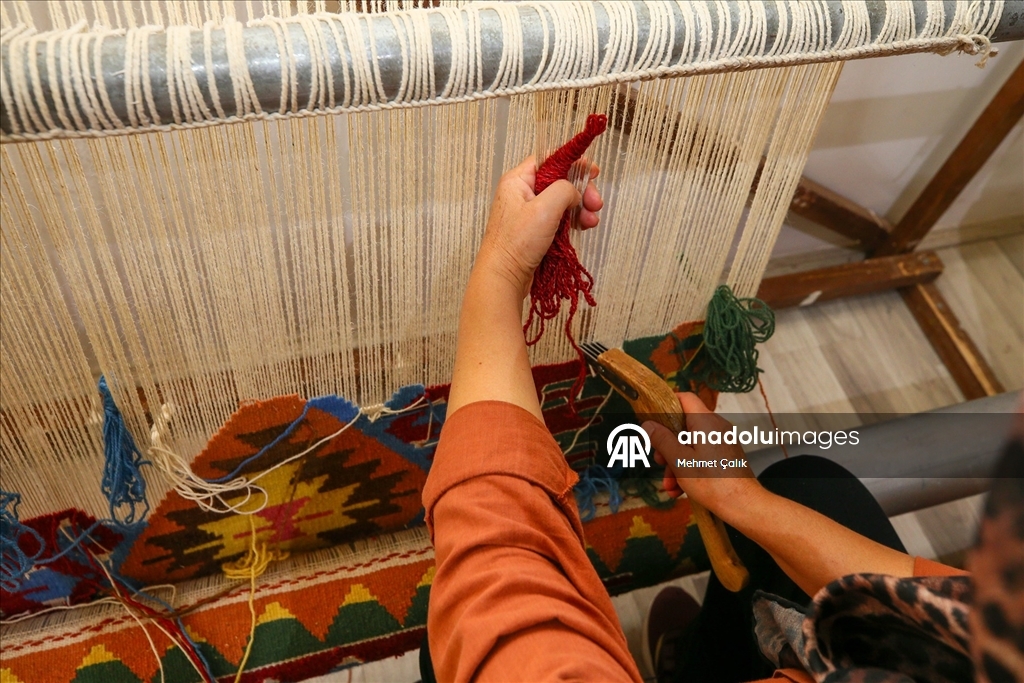 Çocukken başladığı dokumacılığı "kültürel miras taşıyıcısı" olarak sürdürüyor