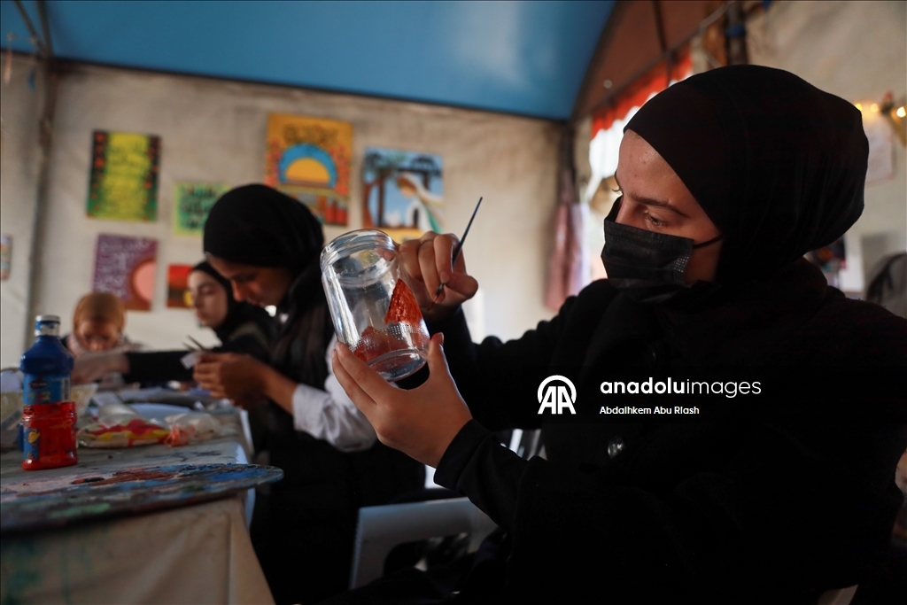 Молодая палестинка организует для девочек в Газе уроки рукоделия и мастер-классы по переработке бумаги