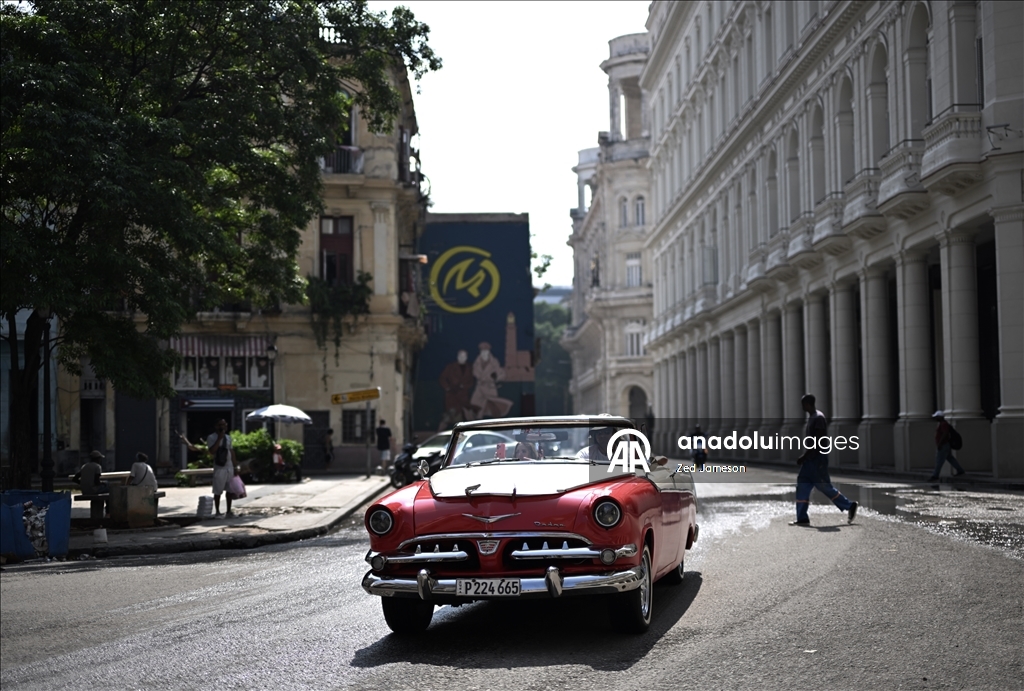 Küba’da ekonomik kriz derinleşirken Havana’nın Malecon sahilinde yoksulluk dikkat çekiyor