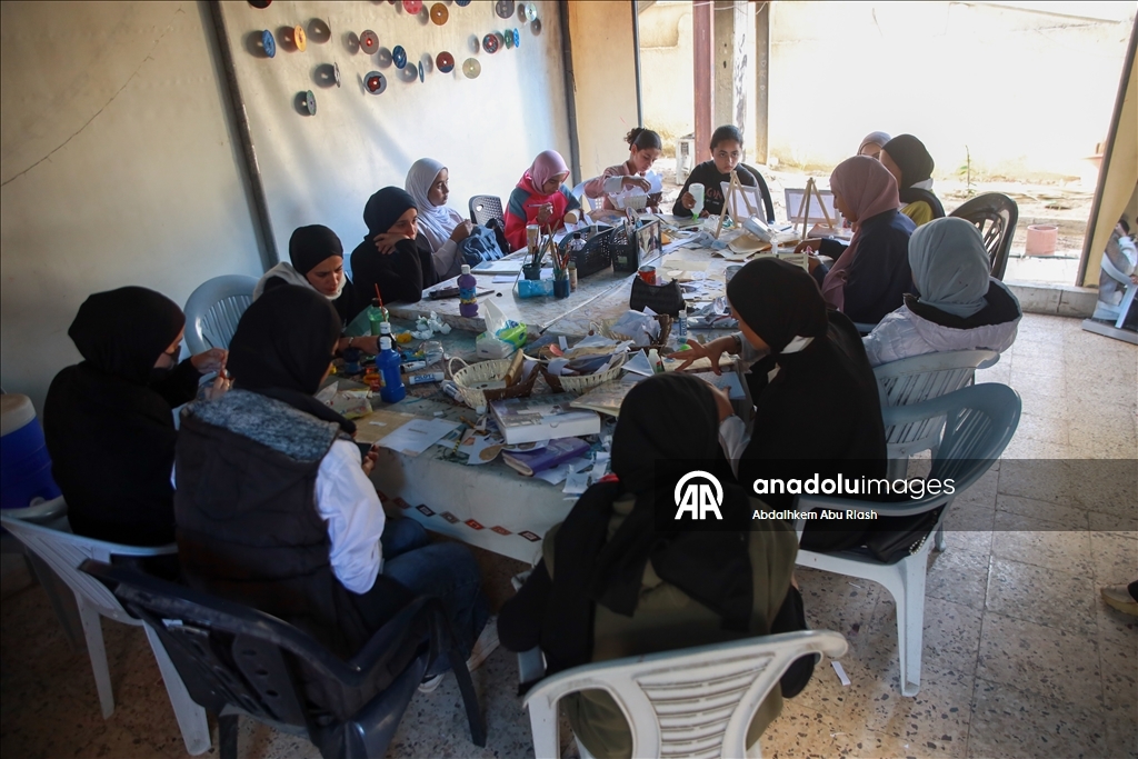 Молодая палестинка организует для девочек в Газе уроки рукоделия и мастер-классы по переработке бумаги