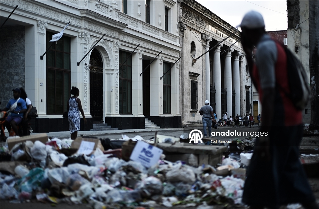 Küba’da ekonomik kriz derinleşirken Havana’nın Malecon sahilinde yoksulluk dikkat çekiyor