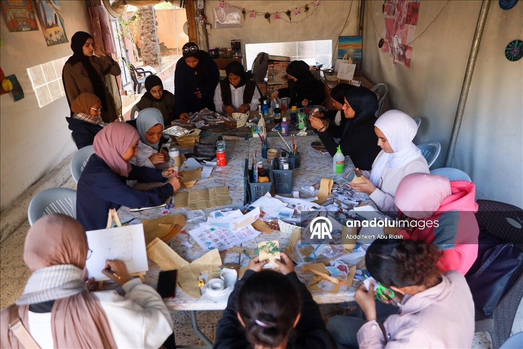 Молодая палестинка организует для девочек в Газе уроки рукоделия и мастер-классы по переработке бумаги
