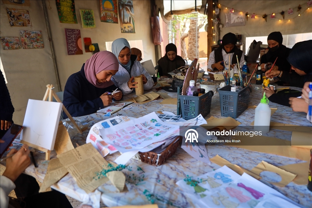 Молодая палестинка организует для девочек в Газе уроки рукоделия и мастер-классы по переработке бумаги