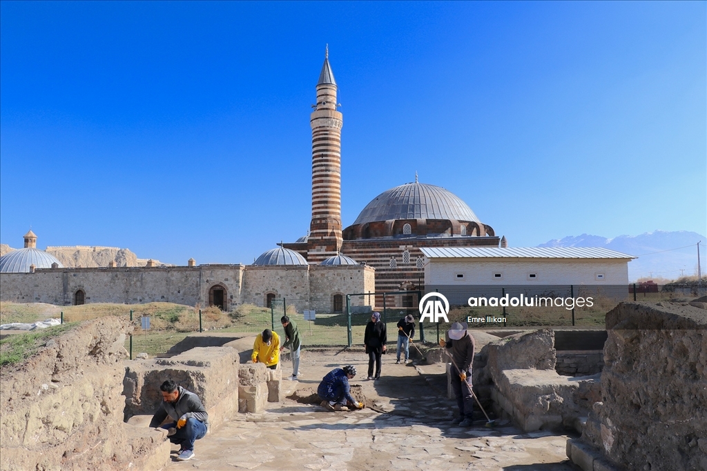 Van'daki Osmanlı kışlasında askerlerin "dokuz taş" oynadığı belirlendi