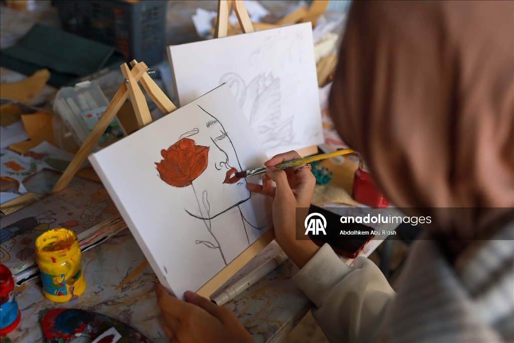 Молодая палестинка организует для девочек в Газе уроки рукоделия и мастер-классы по переработке бумаги
