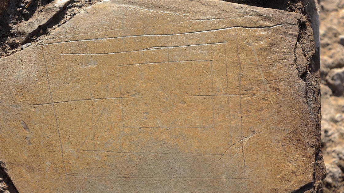 Van'daki Osmanlı kışlasında askerlerin "dokuz taş" oynadığı belirlendi