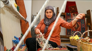 Çocukken başladığı dokumacılığı "kültürel miras taşıyıcısı" olarak sürdürüyor 