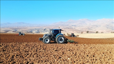 Batman'ın bereketli topraklarında hububat ve baklagil ekimi mesaisi sürüyor