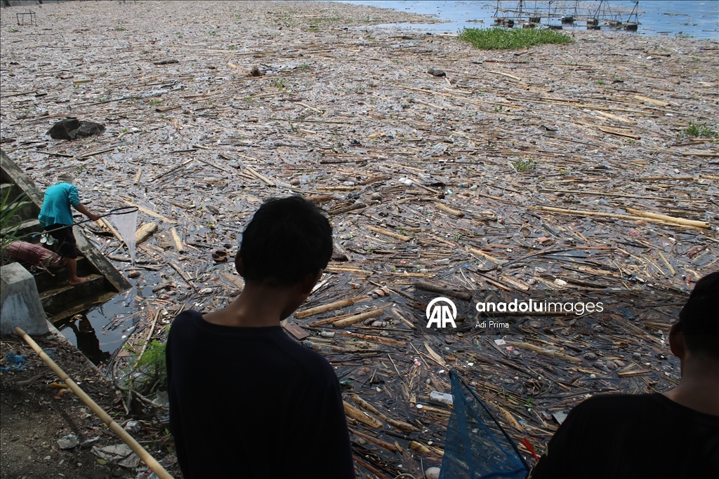 Наводнение в Западной Суматре превратило в свалку берега озера Сингкарак