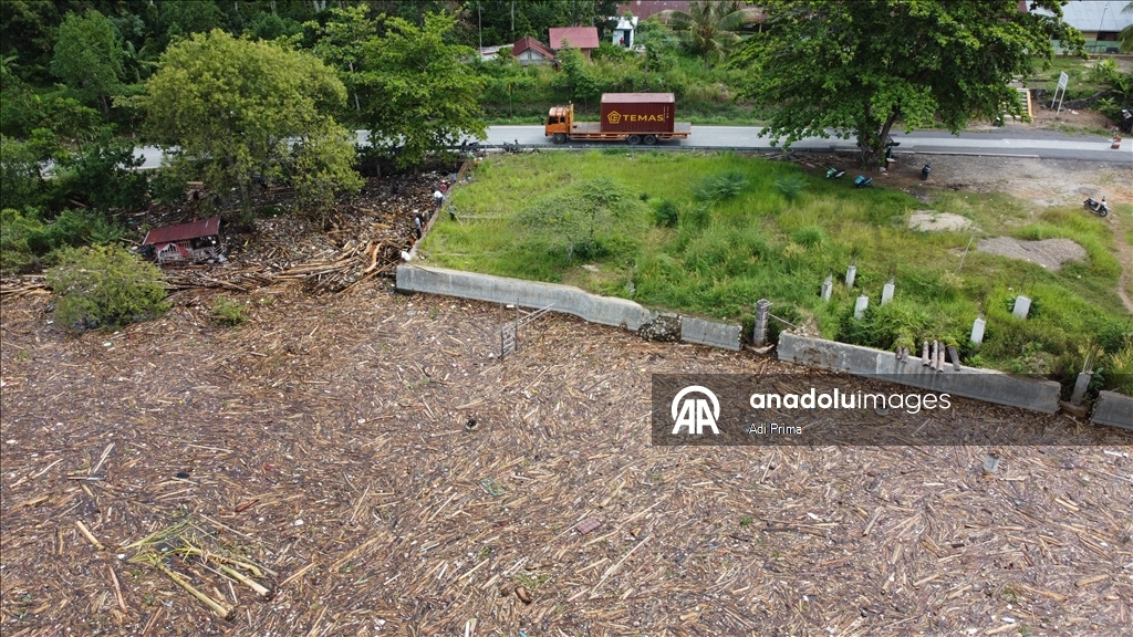 Наводнение в Западной Суматре превратило в свалку берега озера Сингкарак