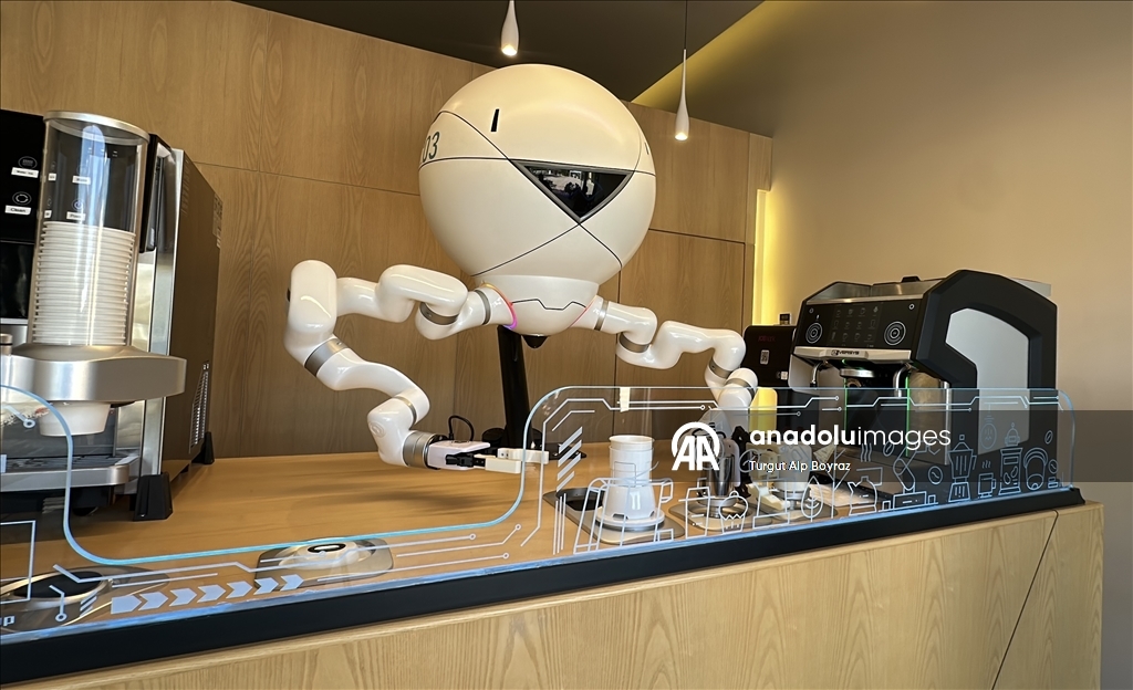 "قهوتك جاهزة".. روبوت يقدم المشروبات للسياح في متحف أردني