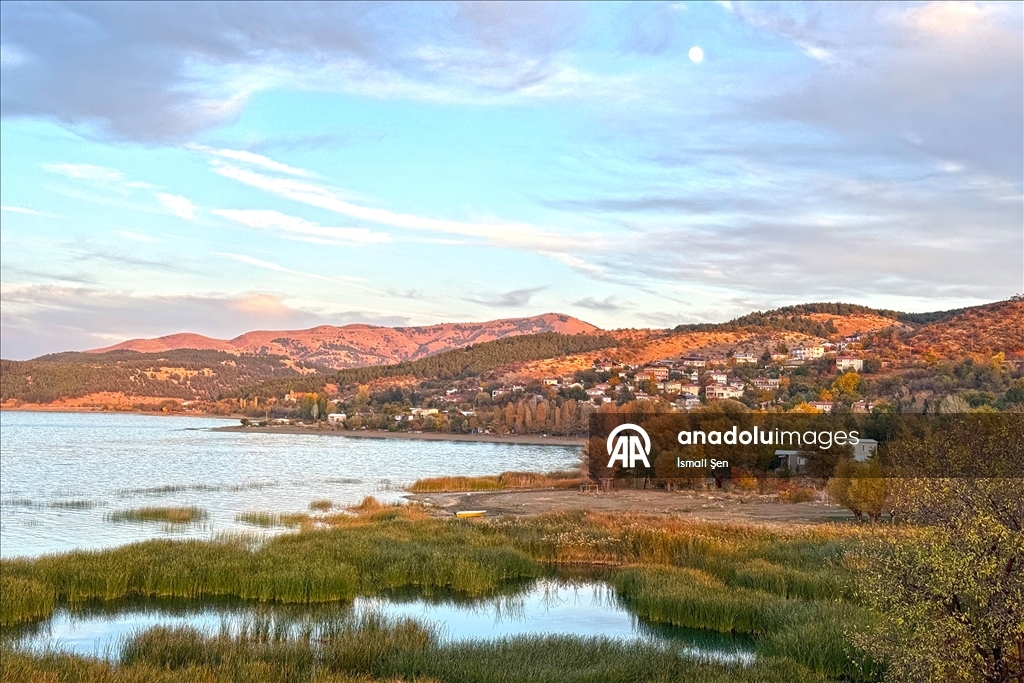 Осень раскрасила в яркие цвета окрестности озера Хазар