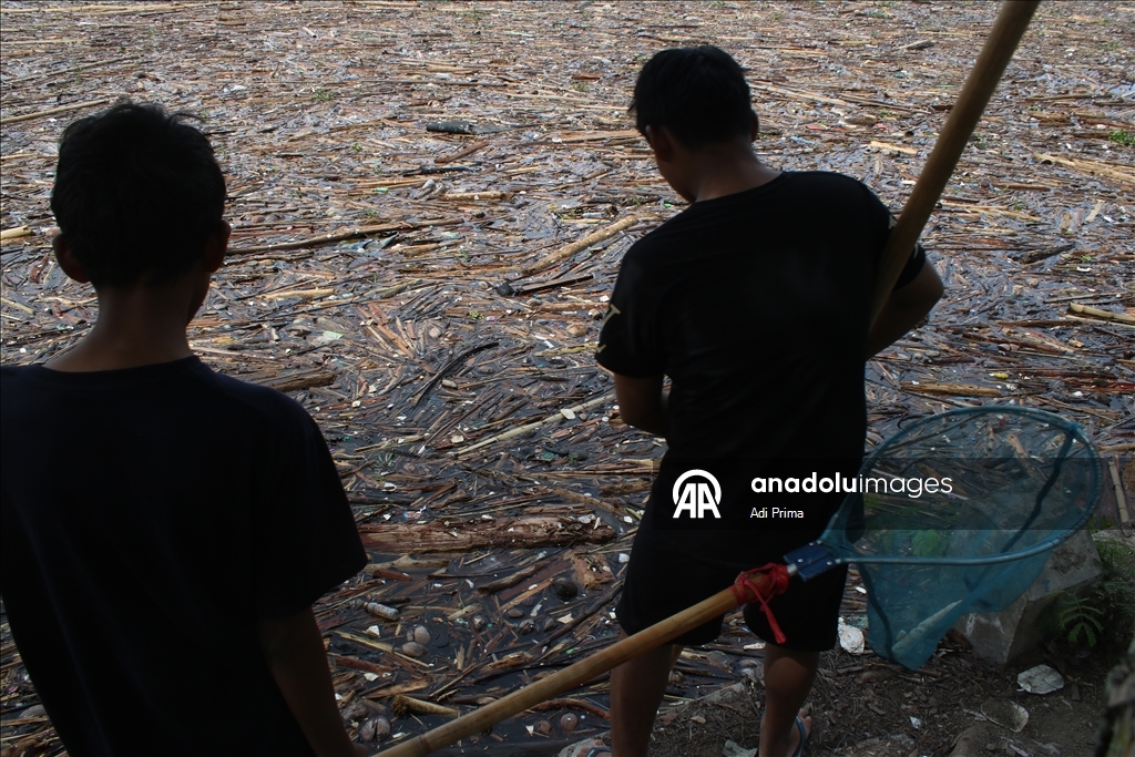 Наводнение в Западной Суматре превратило в свалку берега озера Сингкарак