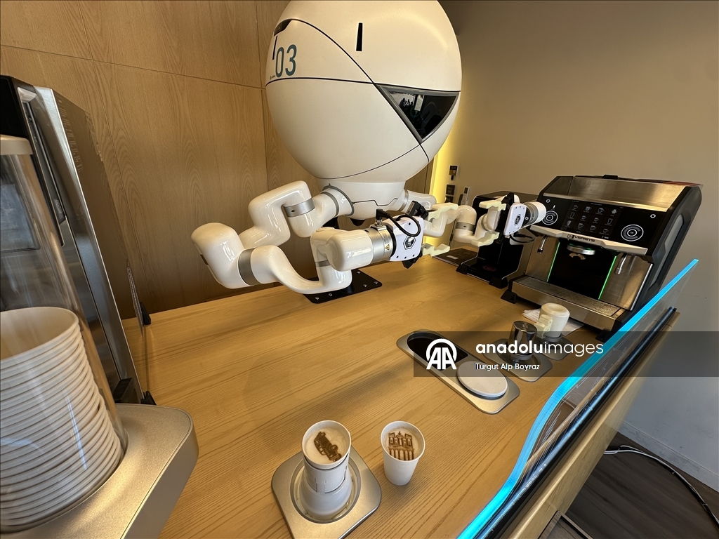 "قهوتك جاهزة".. روبوت يقدم المشروبات للسياح في متحف أردني