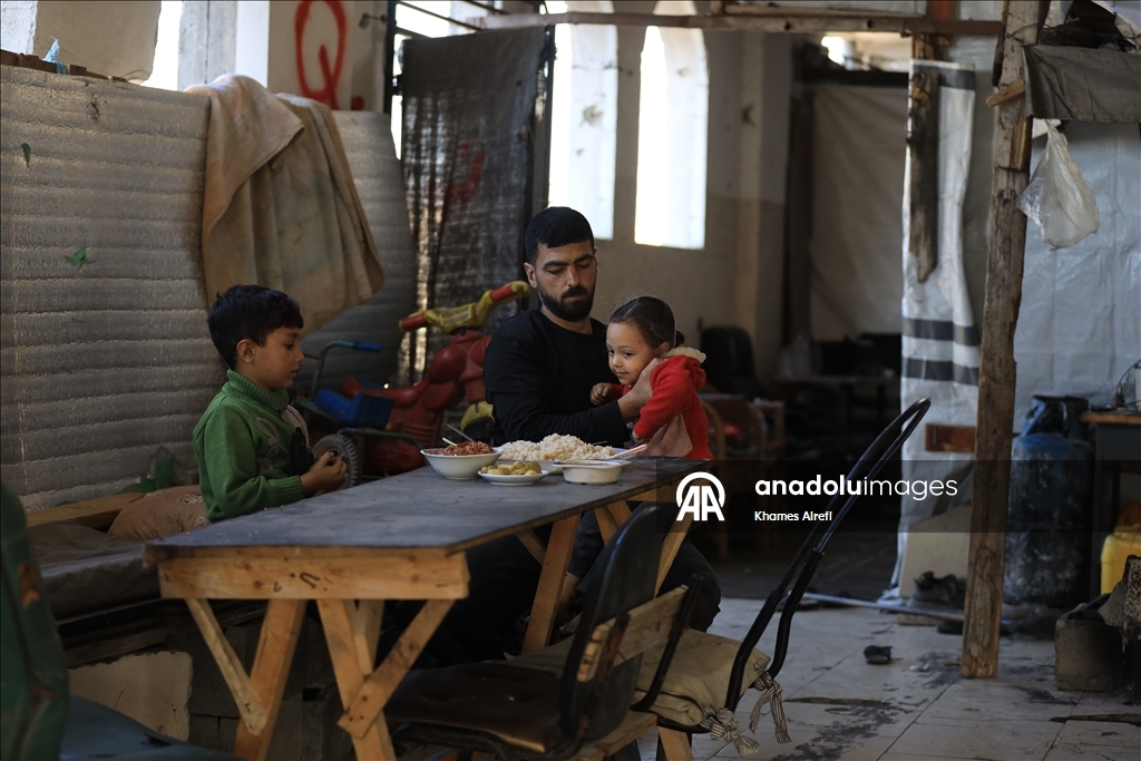 Cibaliya’daki yıkılmış camide yaşayan Filistinli aile yağışlar nedeniyle endişeli